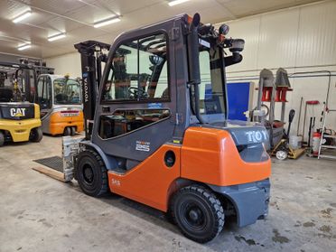 Toyota 02-8FDF25 dieseltrukki vm. 2016 (pyörivällä haarukkapihdillä)